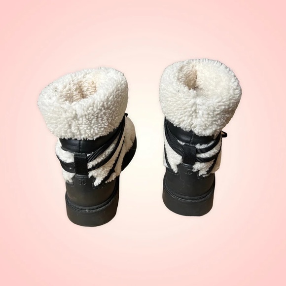 Chanel fur logo black & white snow boots (Sz 38.5) - Picture 4 of 10